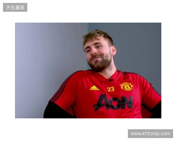 曼联名宿埃尔文:卢克-肖非常适合左中卫,他本赛季太出色了 曼联名宿埃尔文:卢克-肖非常适合左中卫,他本赛季太出色了