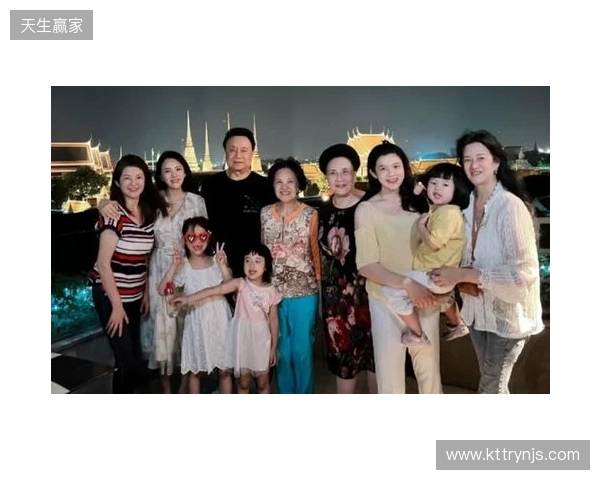 安东内拉晒一家人同美职联奖杯合照:恭喜亲爱的,我们爱你 安东内拉晒一家人同美职联奖杯合照:恭喜亲爱的,我们爱你